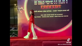 Khả Hân Suri diễn catwalk cùng HVNT MX AcAdemy