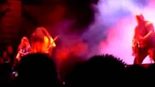 SLAYER : Tom Araya kick ass of a fan on stage !