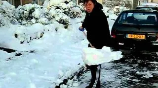Mama schept de sneeuw weg