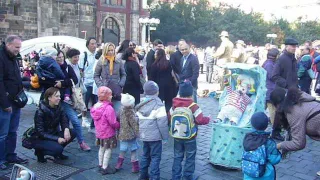 Клоун в Праге радует туристов!!!