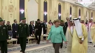 Kampf gegen den IS: Angela Merkel besucht den König von Saudi-Arabien