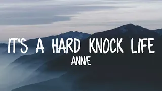 Annie - It's a hard knock life (LYRICS)