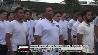 Jovens dispensados do Serviço Militar Obrigatório realizam juramento à bandeira