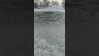 После землетрясения вода в реке начала бурлить