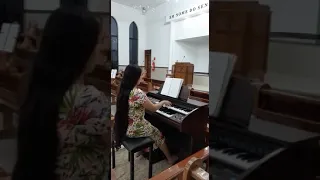 Joelma marsal tocando órgão