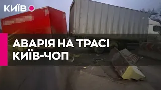 Через ДТП трасу Київ-Чоп частково перекрили, рух транспорту ускладнений