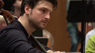 Gabriel Schwabe performs Elgar’s iconic Cello Concerto (excerpt)