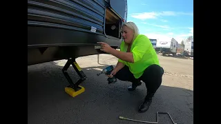 HOW TO: Use your Trailer Stabilizer Jacks | Adventure RV Napa