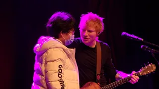 Ed Sheeran invites fan on stage to sing with him LIVE in concert !! 10.12.2021