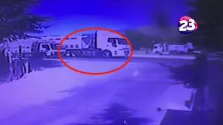 Elazığ’da tırla çarpışan kamyon devrildi, kaza anı kameralara yansıdı