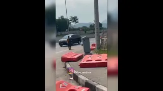 Viral! Emak emak bikin heboh sedang memindahkan barrier yang memblokade jalan 🤦🤦🤦🤦