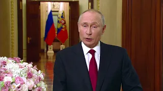 Владимир Путин поздравляет женщин с 8 Марта