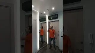 парящее зеркало в прихожей с подсветкой в квартире студии  ЖК Пик