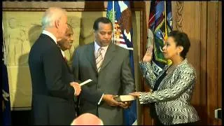 Loretta Lynch sworn in as new U.S. attorney general