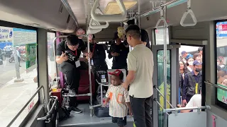 Quang Linh vlog dẫn Lôi Con lên xe buýt nói “chạy về Angola” khiến Lôi bất ngờ buồn thiu