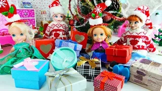 Elsa and Anna toddlers open their Christmas presents!