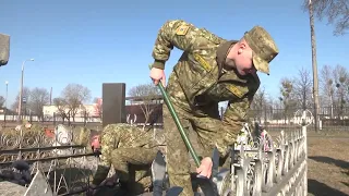 2022-03-29 г. Брест. Акция по благоустройству на гарнизонном кладбище. Новости на Буг-ТВ. #бугтв