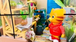 DANIEL TIGER Miniature Greenhouse Dollhouse Toys