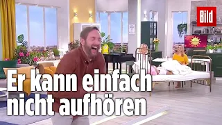 Live im TV: Moderator bekommt während der Sendung einen irren Lachanfall