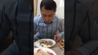 Казахи-едят-живых-осьминогов-в-Китае