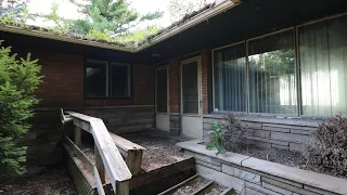 Untouched 1970s Abandoned house stuck in time with power!