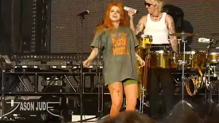 Paramore - Caught In The Middle [HD] LIVE ACL Fest 10/9/2022