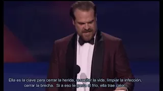 #CriticsChoiceAwards2018 | David Harbour hace llorar a Millie Bobby Brown con su discurso al ganar