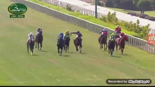 El jockey peruano Juan Eugenio Enríquez falleció al rodar su conducido Como Cañon.