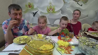 мукбанг ЗАПЕКАНКА ИЗ КУРИНОЙ ГРУДКИ, КАРТОФЕЛЬНОЕ ПЮРЕ, САЛАТ / ОБЪЕДАЕМСЯ ВКУСНЯШКАМИ!