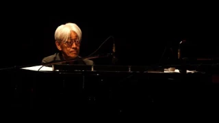 RYUICHI SAKAMOTO INTERPRETA "MERRY CHRISTMAS MR. LAWRENCE"