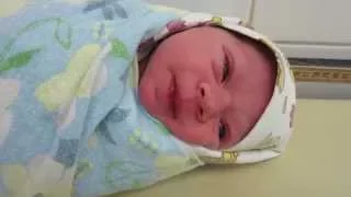 1 час после рождения разминка лица  - flexing face 1 hour after born