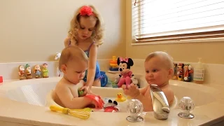 Купаем пупсиков настоящих в ванночке Little girl bathing her baby brothers