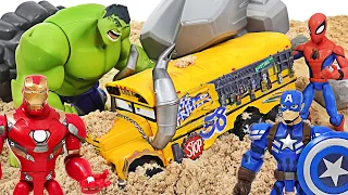 The school bus fell into the sand! Marvel Avengers Hulk, Spider-Man, Iron Man! Go! | DuDuPopTOY