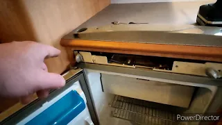 Снятие холодильника с прицепа-каравана