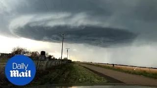 Time-lapse footage shows 'mothership' cloud forming over Texas