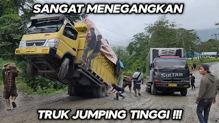 Very stressful !!! Truck jumps high until it runs aground on the incline of Batu Jomba