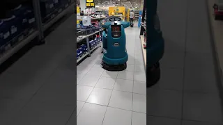 Робот прибиральник в Пражському супермаркеті. Robot cleaner in the Prague supermarket.