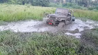 LAND CRUISER FJ40 off road mud pit