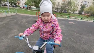 Эвелина на велосипеде 2