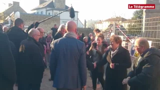 Manuel Valls reçoit une gifle pendant un déplacement à Lamballe