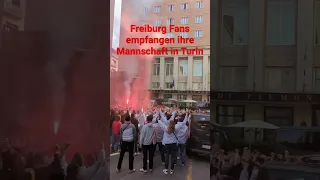 Juventus Turin vs. SC Freiburg Pyro Fans empfangen Mannschaft Europa League