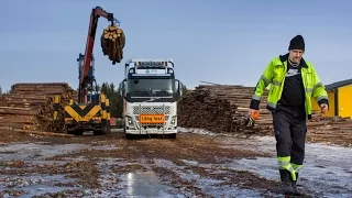 Volvo Trucks - A 30 metre and 90 tonne FH16 timber truck in northern Sweden - Driver’s World (E05)