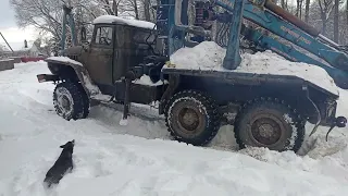 застрял #Т150 в #снегу на помощь приехал #Урал (лесовоз)