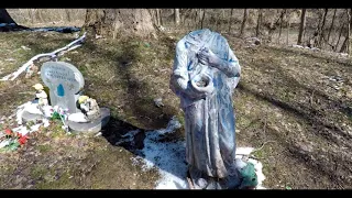 Haunted Red Ash Cemetery Road Trip Visit in Snow and Found the Head of Statue was gone with Graffiti