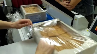 Упаковка печенья в термоусадочную пленку ПОФ, термоупаковочная машина SmiPack FP560A + T450