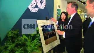 AUSTRALIA: G20 OBAMA SIGNS CLASS PHOTO