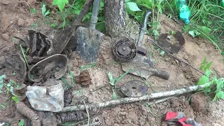 Взорваный блиндаж и погибший в нём боец, личные вещи солдат.