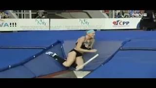 Pole vault break - Sandi Morris crashes hard