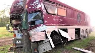 Tour Bus vs. Tree - 8V71 Two Stroke Detroit Diesel