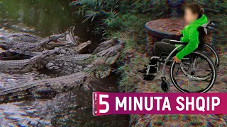 Tmerr, nëna hodhi të birin me aftësi të kufizuara në një lumë të mbushur me krokodilë